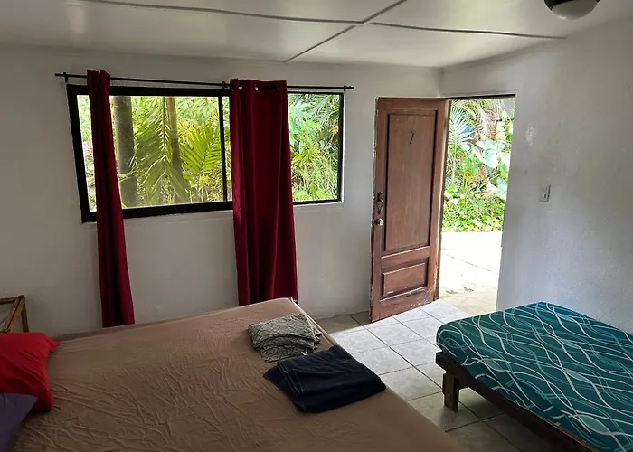 Pura Vida Hostal *
